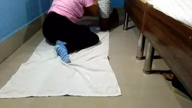 Desi girl postpones yoga in favor of XXX amusement with boyfriend