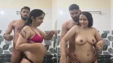 Bhabhi under shower nude blowjob and viral boob press